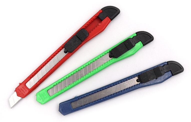 DSCN8679 Ніж канцелярський 9мм на стрічці 